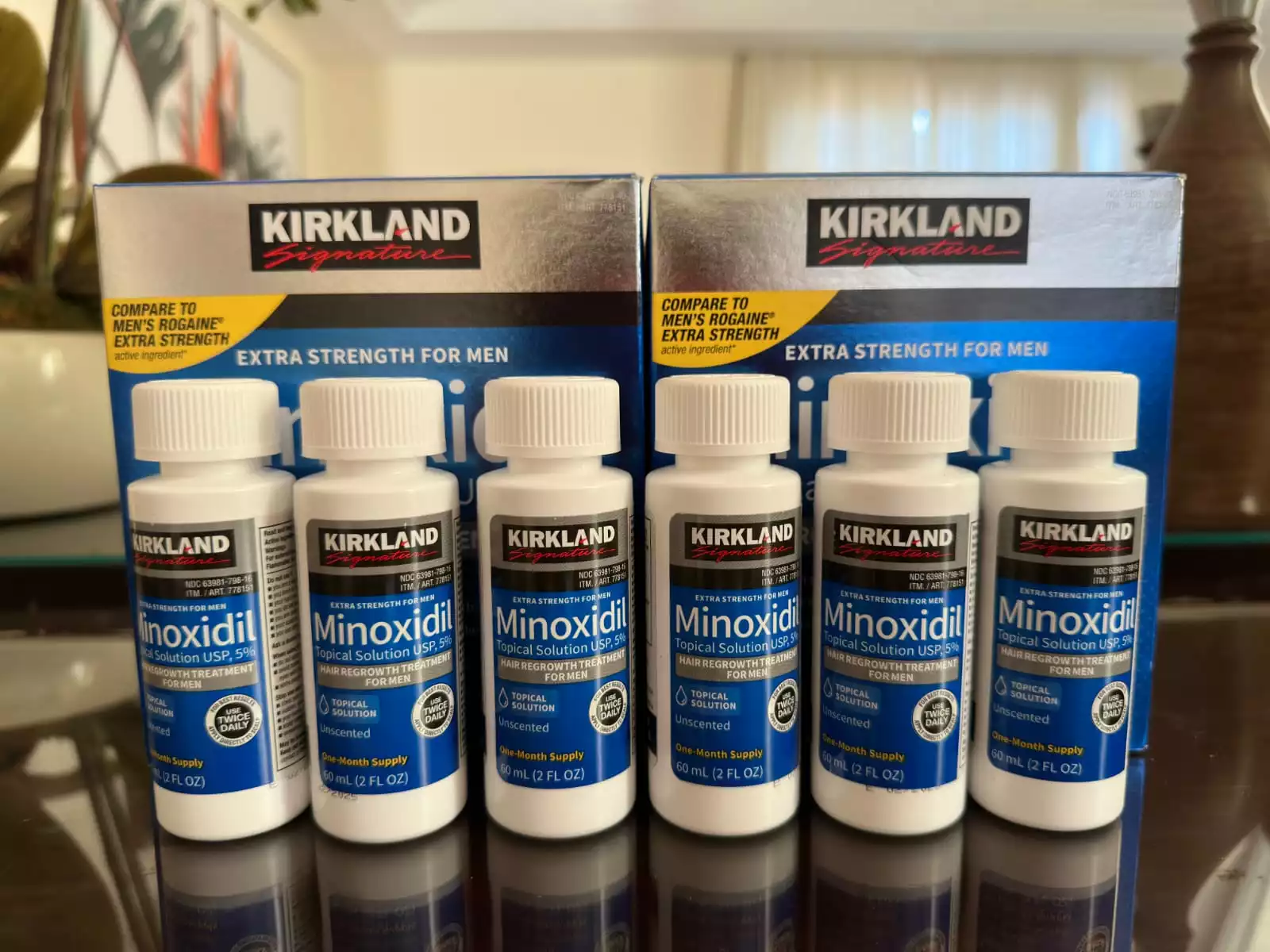 Foto do nosso estoque real de Minoxidil Kirkland.